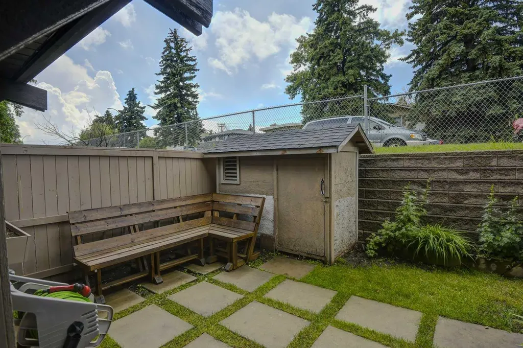 1055 72 Avenue NW Calgary AB T2K 5S4