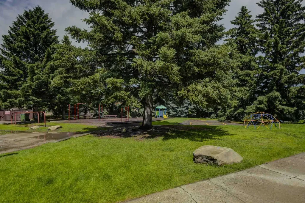 1055 72 Avenue NW Calgary AB T2K 5S4