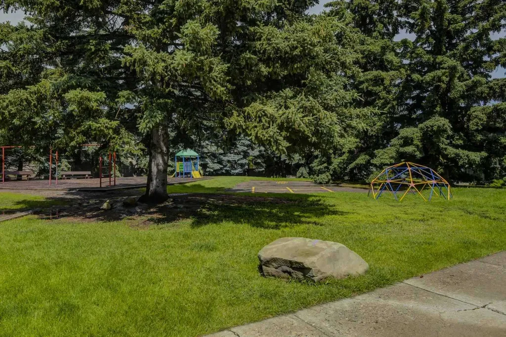 1055 72 Avenue NW Calgary AB T2K 5S4