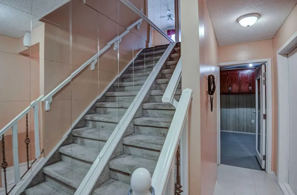 1055 72 Avenue NW Calgary AB T2K 5S4