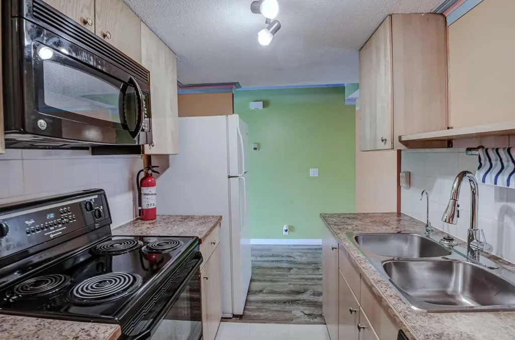 1055 72 Avenue NW Calgary AB T2K 5S4