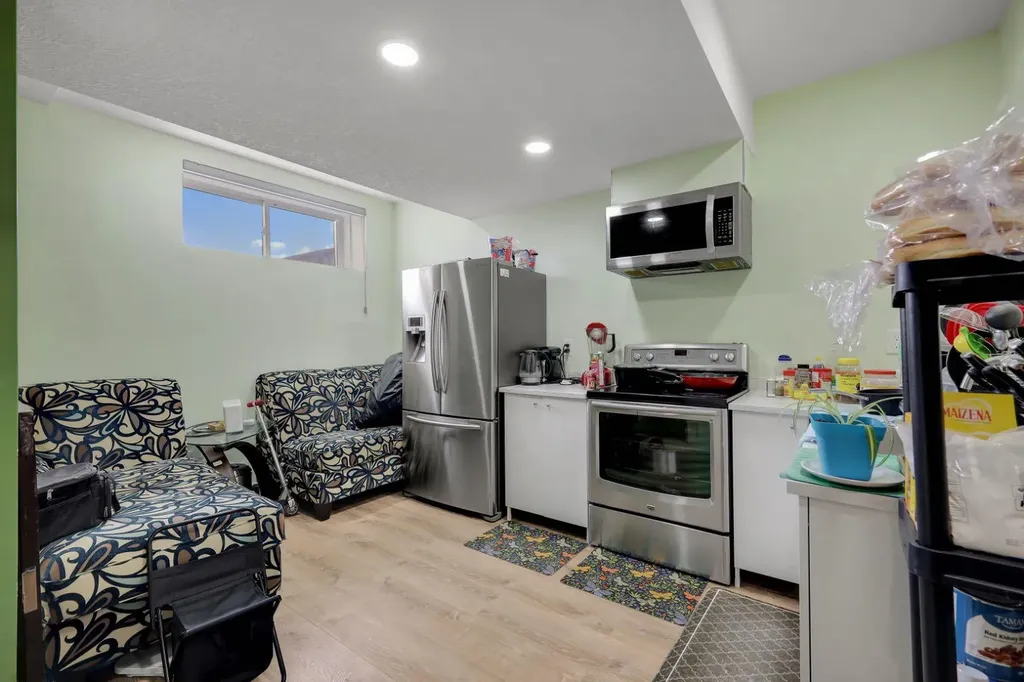 56 Corner Meadows Park NE Calgary AB T3N 1J8