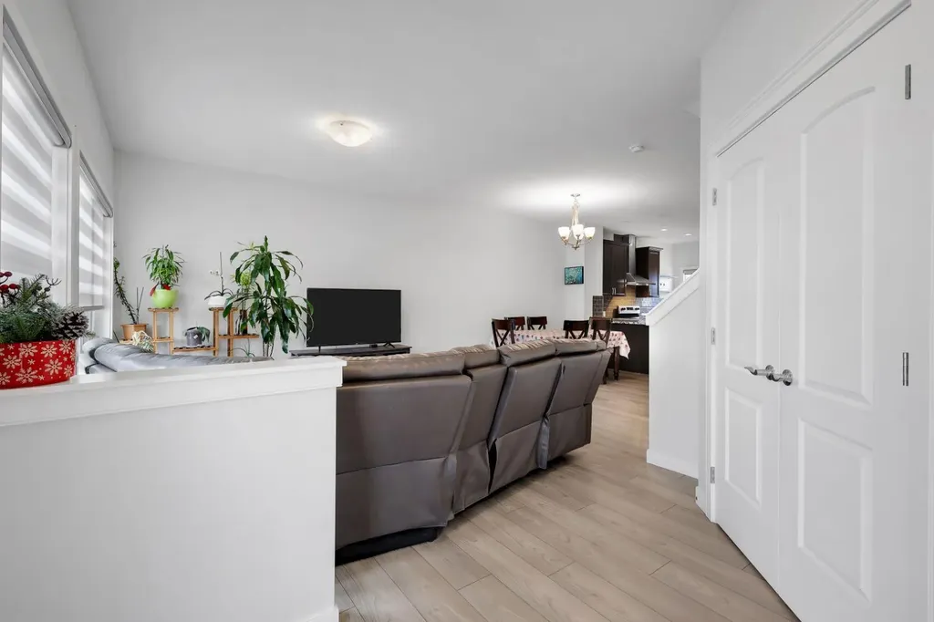 56 Corner Meadows Park NE Calgary AB T3N 1J8