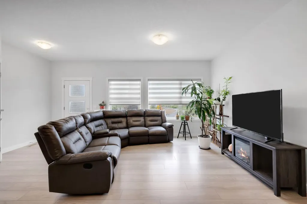 56 Corner Meadows Park NE Calgary AB T3N 1J8