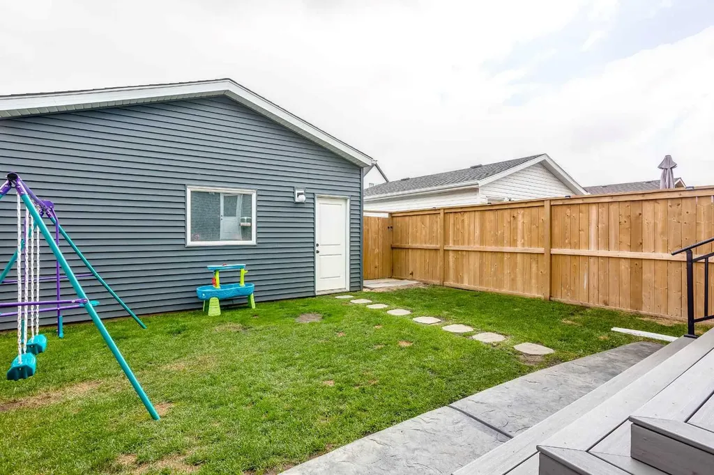136 Highview Gate SE Airdrie AB T4A 3L6