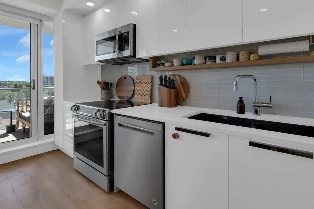 1234 5 Avenue NW Calgary AB T2N 0R9