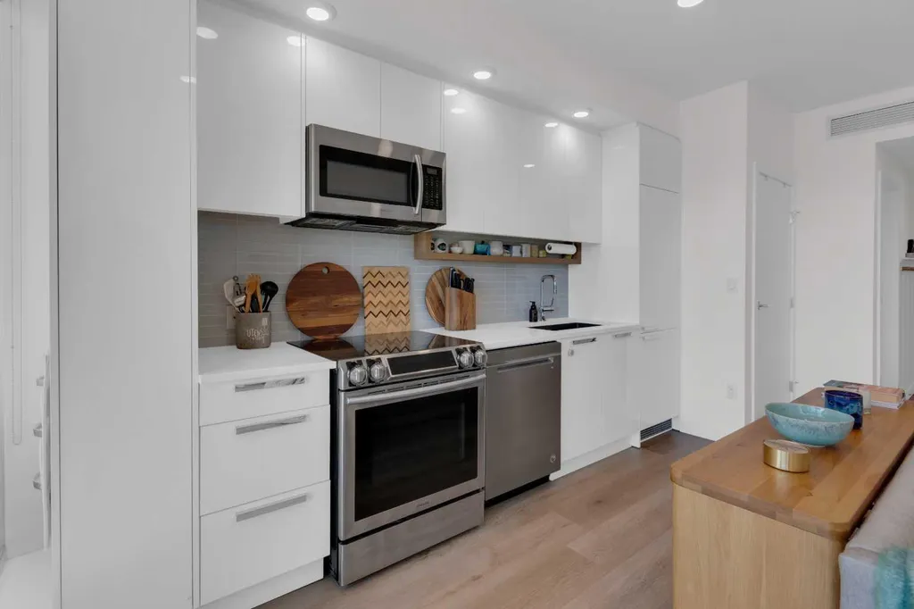 1234 5 Avenue NW Calgary AB T2N 0R9