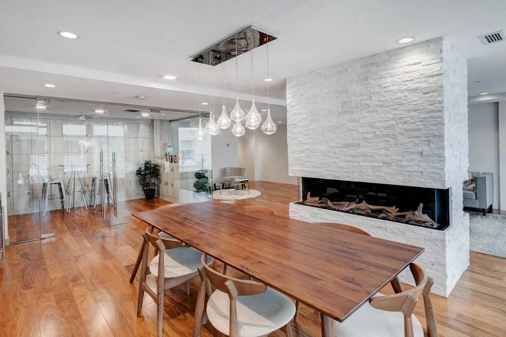 1234 5 Avenue NW Calgary AB T2N 0R9