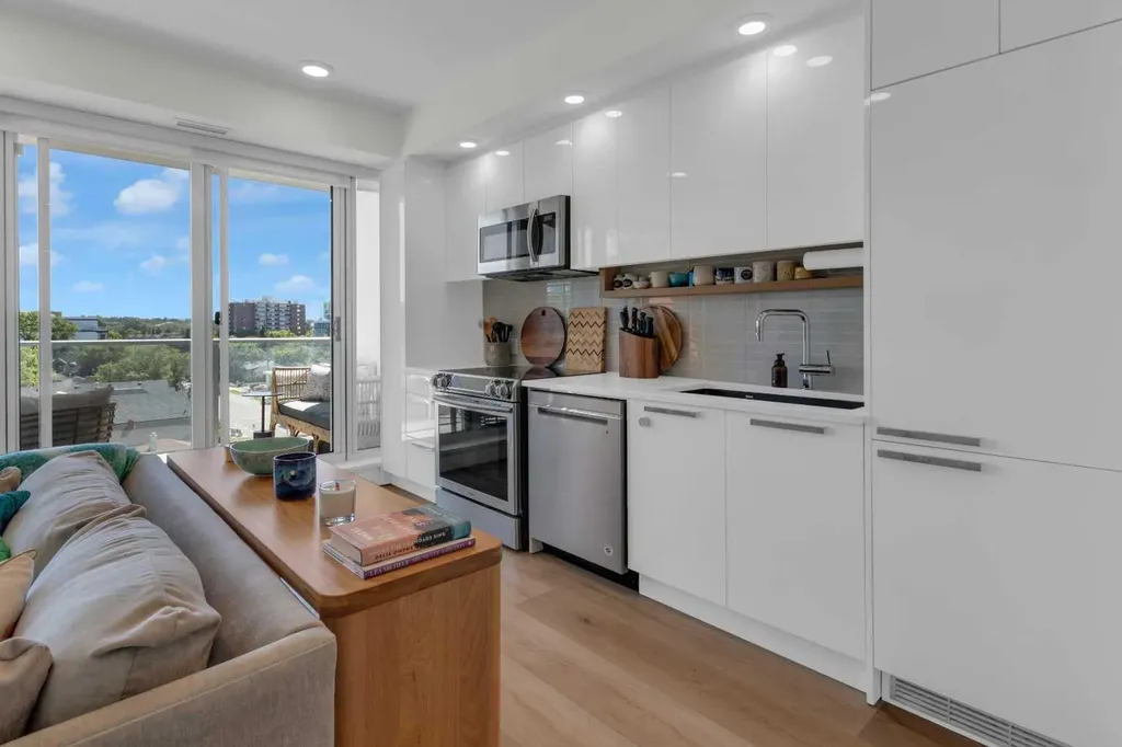 1234 5 Avenue NW Calgary AB T2N 0R9