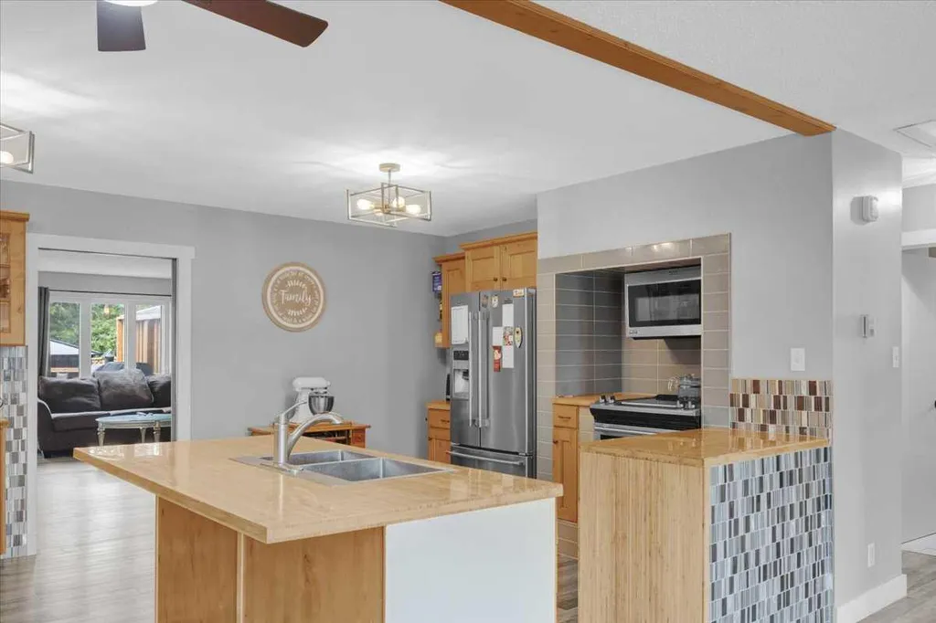 125 13 Avenue Carstairs AB T0M0N0