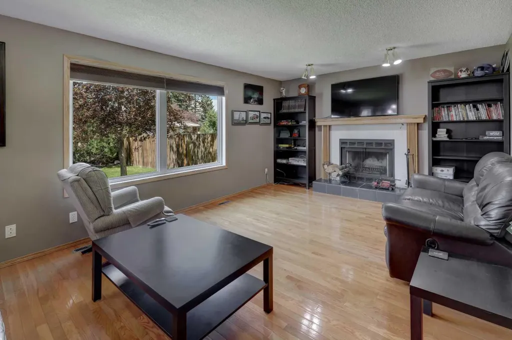 96 Hawktree Close NW Calgary AB T3G 3T3