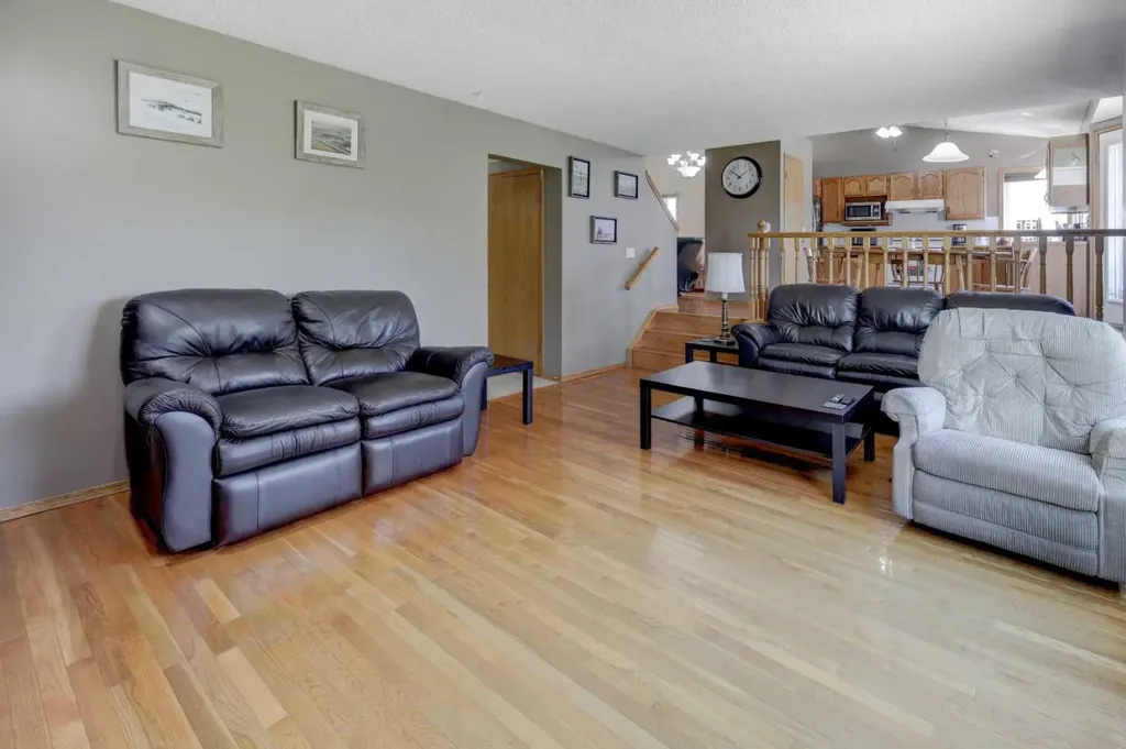 96 Hawktree Close NW Calgary AB T3G 3T3
