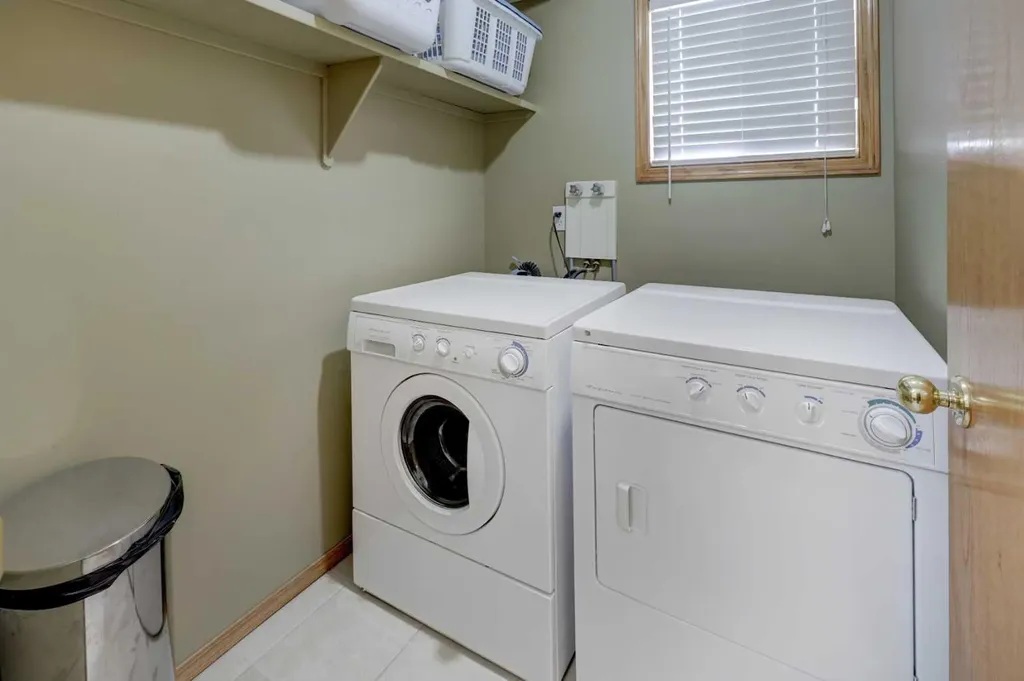 96 Hawktree Close NW Calgary AB T3G 3T3
