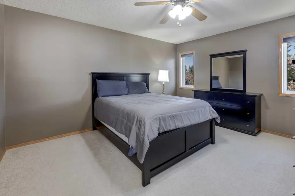 96 Hawktree Close NW Calgary AB T3G 3T3