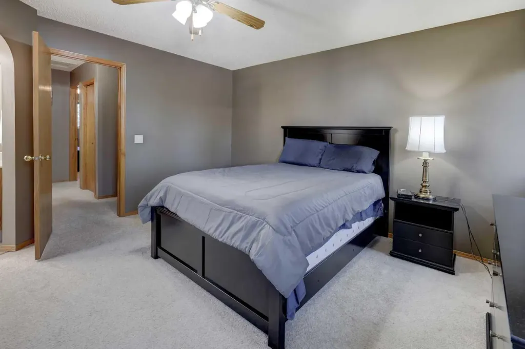 96 Hawktree Close NW Calgary AB T3G 3T3