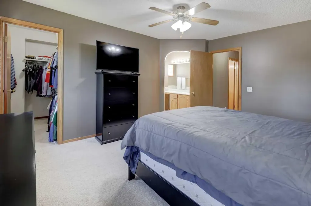 96 Hawktree Close NW Calgary AB T3G 3T3