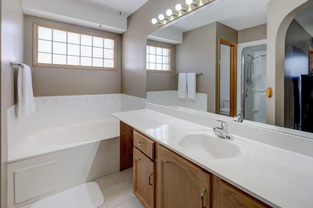 96 Hawktree Close NW Calgary AB T3G 3T3