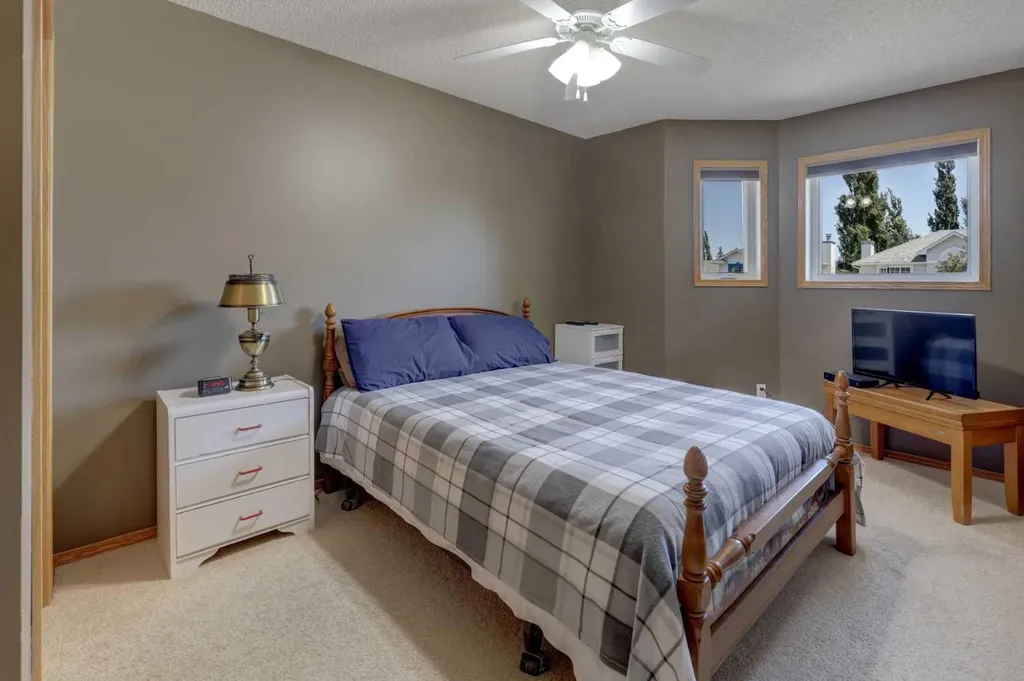 96 Hawktree Close NW Calgary AB T3G 3T3