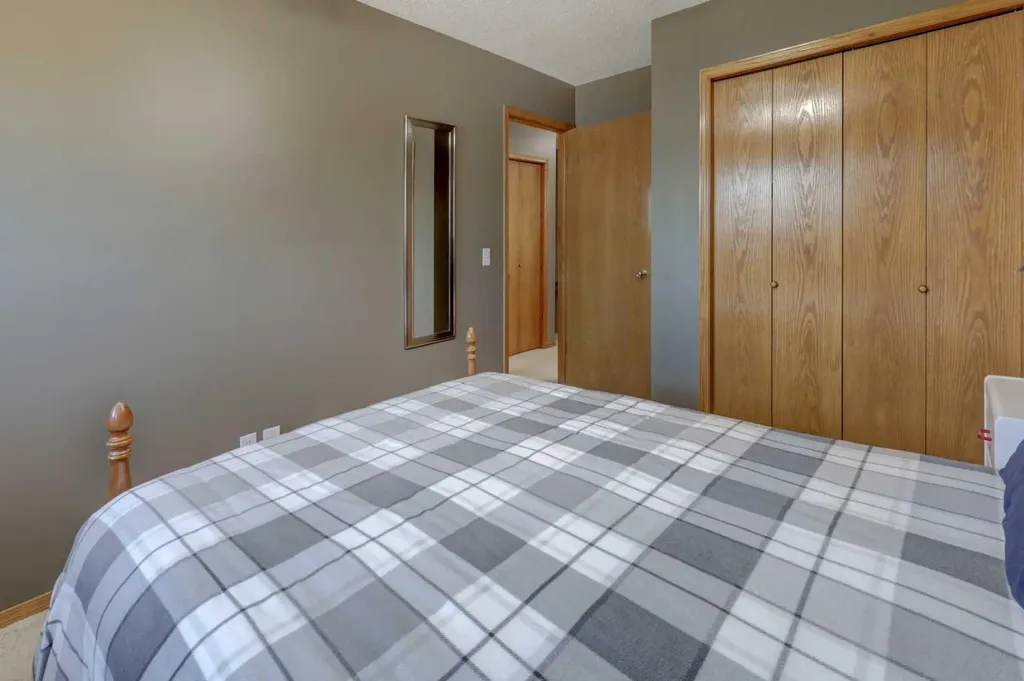96 Hawktree Close NW Calgary AB T3G 3T3