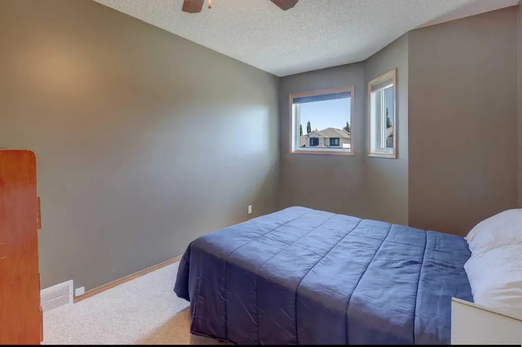 96 Hawktree Close NW Calgary AB T3G 3T3