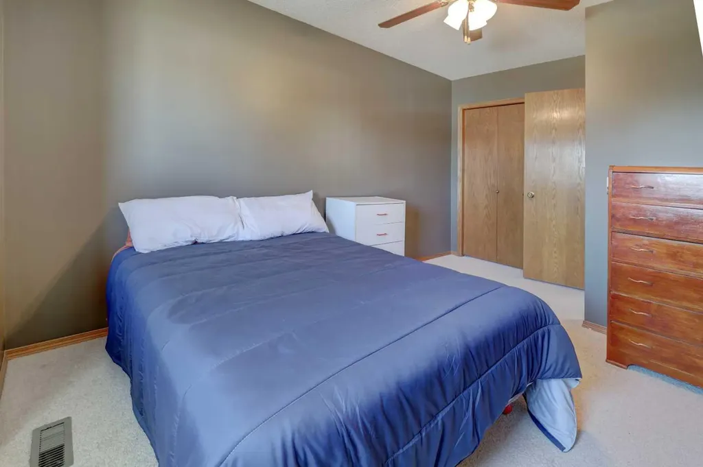 96 Hawktree Close NW Calgary AB T3G 3T3