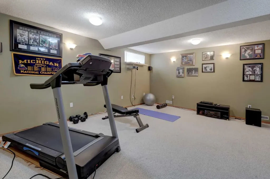 96 Hawktree Close NW Calgary AB T3G 3T3