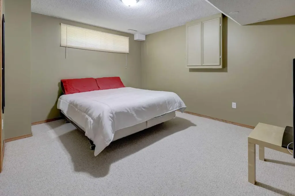96 Hawktree Close NW Calgary AB T3G 3T3