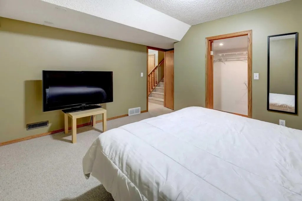 96 Hawktree Close NW Calgary AB T3G 3T3