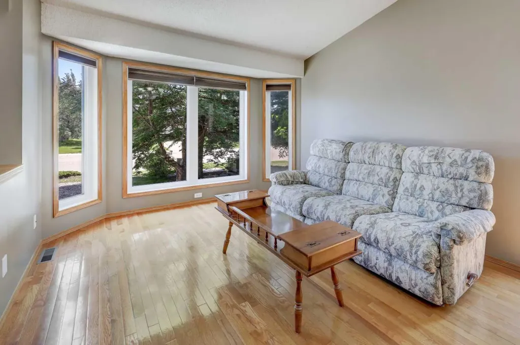 96 Hawktree Close NW Calgary AB T3G 3T3