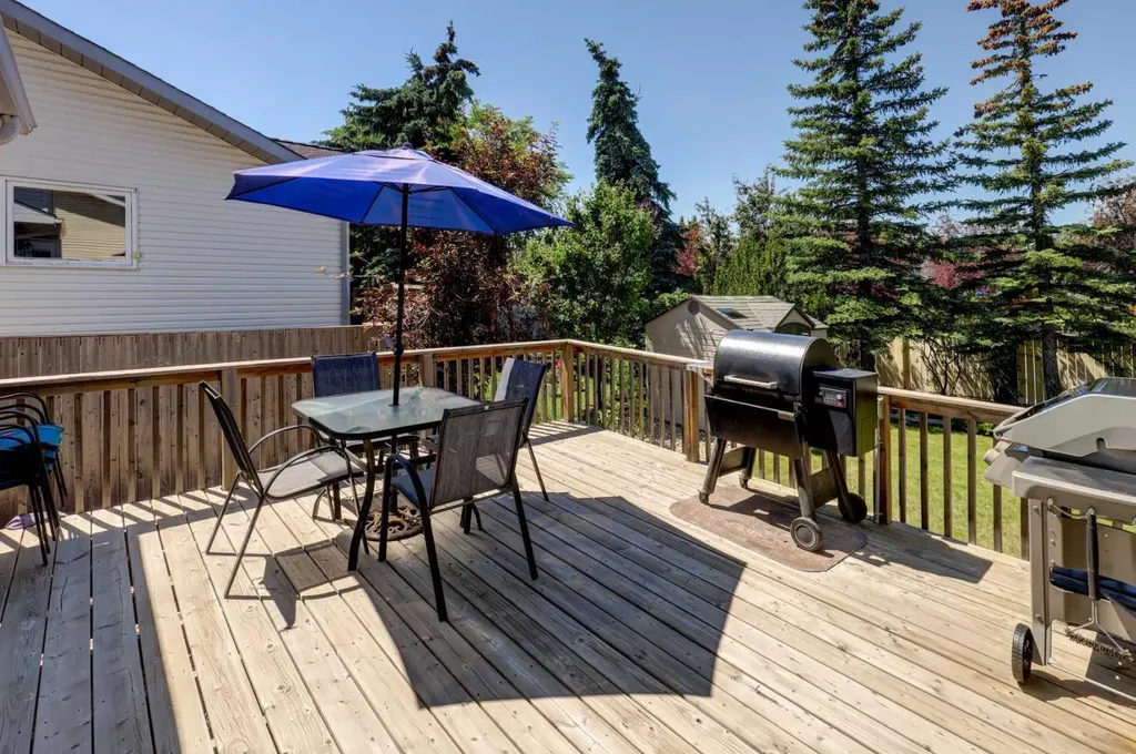 96 Hawktree Close NW Calgary AB T3G 3T3