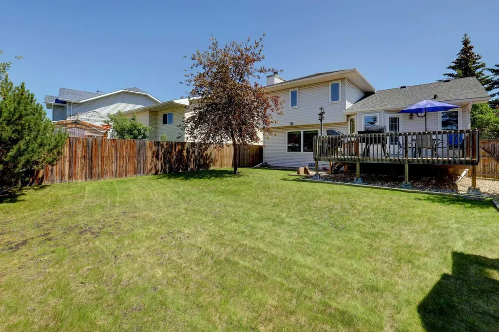 96 Hawktree Close NW Calgary AB T3G 3T3