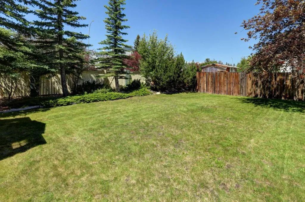 96 Hawktree Close NW Calgary AB T3G 3T3