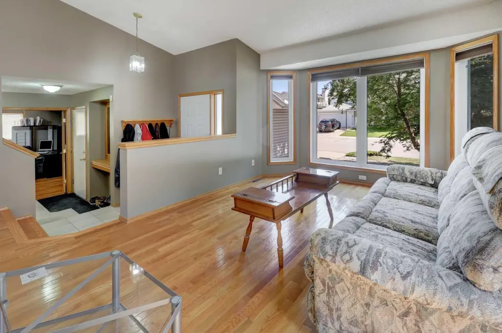 96 Hawktree Close NW Calgary AB T3G 3T3