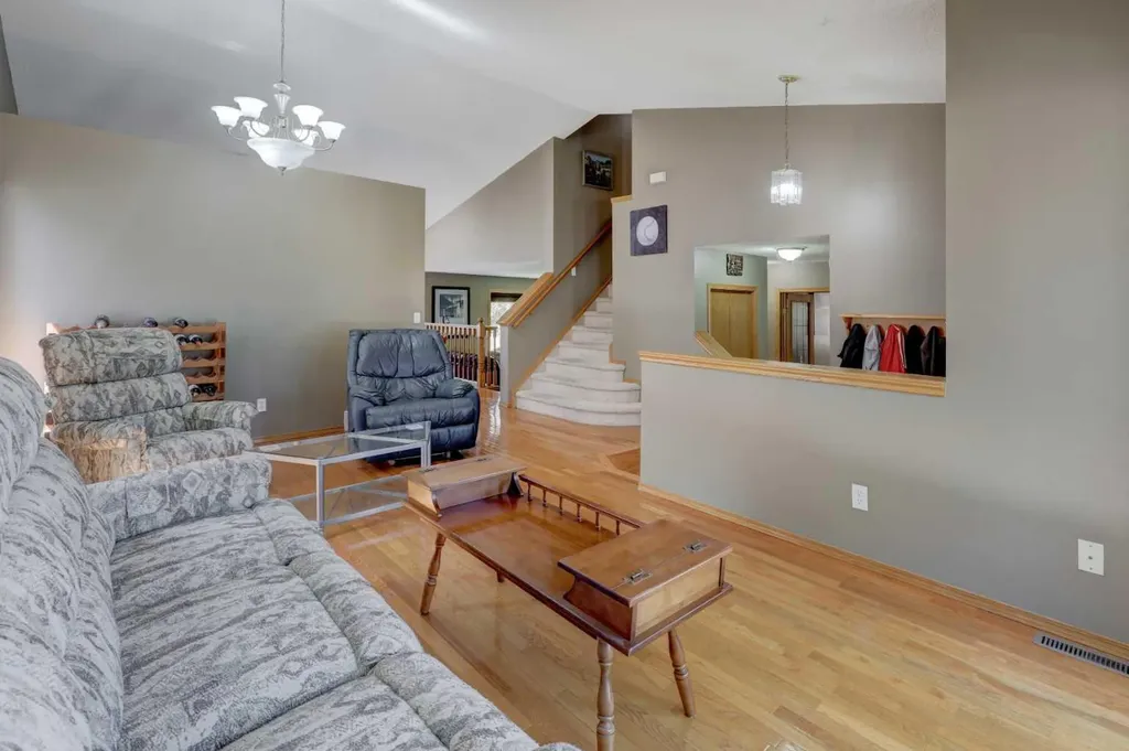 96 Hawktree Close NW Calgary AB T3G 3T3