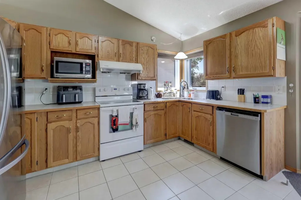 96 Hawktree Close NW Calgary AB T3G 3T3