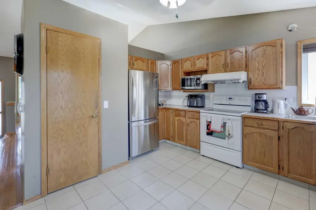 96 Hawktree Close NW Calgary AB T3G 3T3