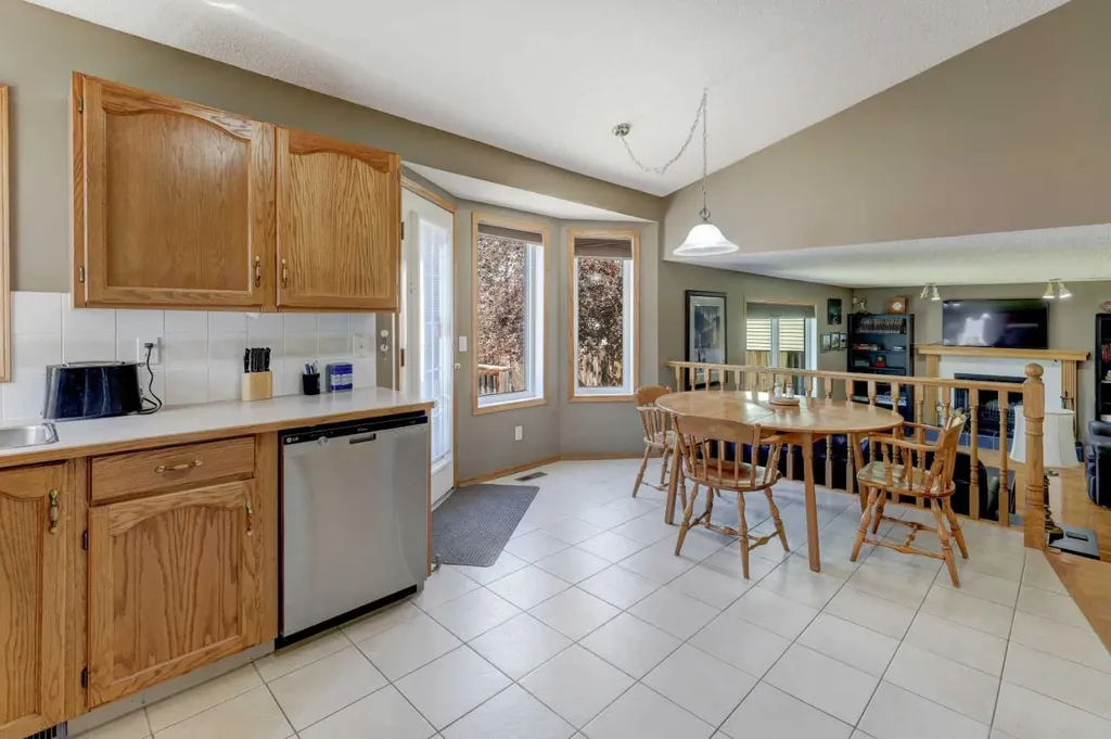 96 Hawktree Close NW Calgary AB T3G 3T3