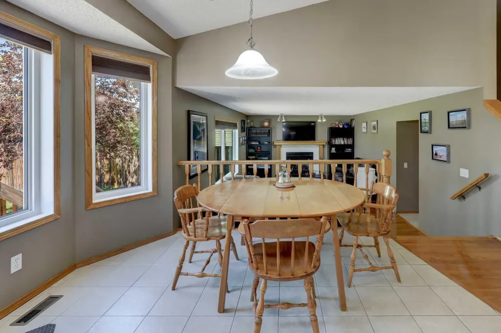 96 Hawktree Close NW Calgary AB T3G 3T3