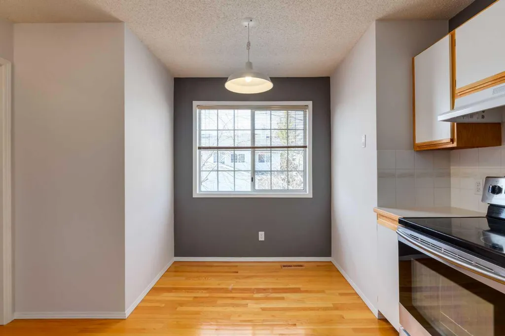 318 Hawkstone Manor NW Calgary AB T3G 3X2
