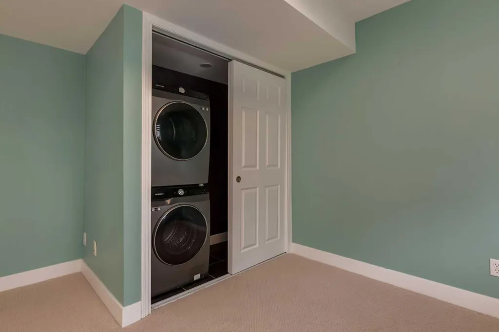 318 Hawkstone Manor NW Calgary AB T3G 3X2
