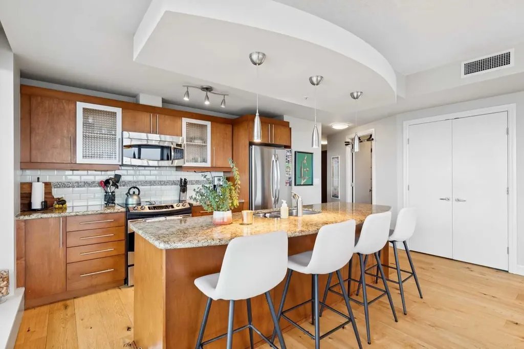 817 15 Avenue SW Calgary AB T2R0H8