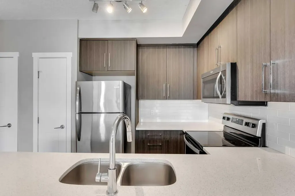 605 17 Avenue NW Calgary AB T2M 0N6