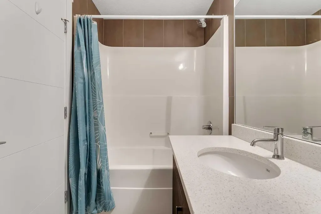 605 17 Avenue NW Calgary AB T2M 0N6