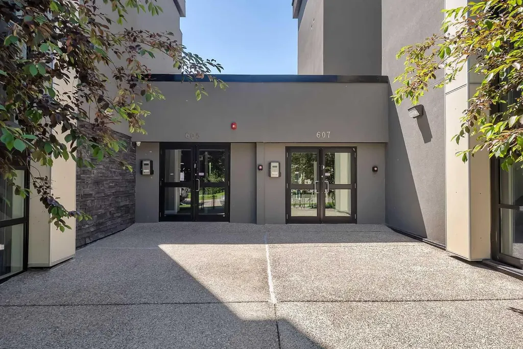 605 17 Avenue NW Calgary AB T2M 0N6
