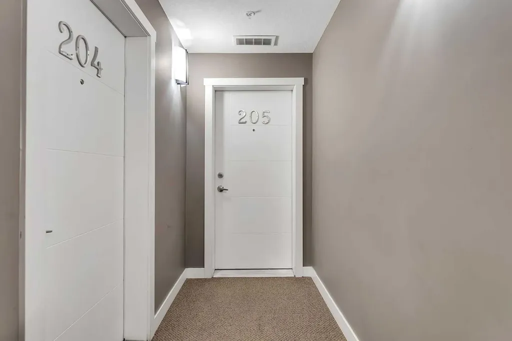 605 17 Avenue NW Calgary AB T2M 0N6