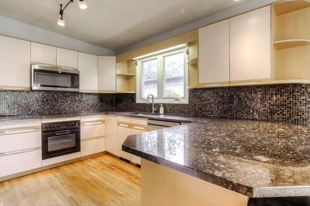 5839 66 Avenue NW Calgary AB T3A 2A8