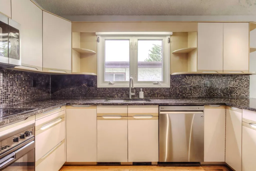 5839 66 Avenue NW Calgary AB T3A 2A8