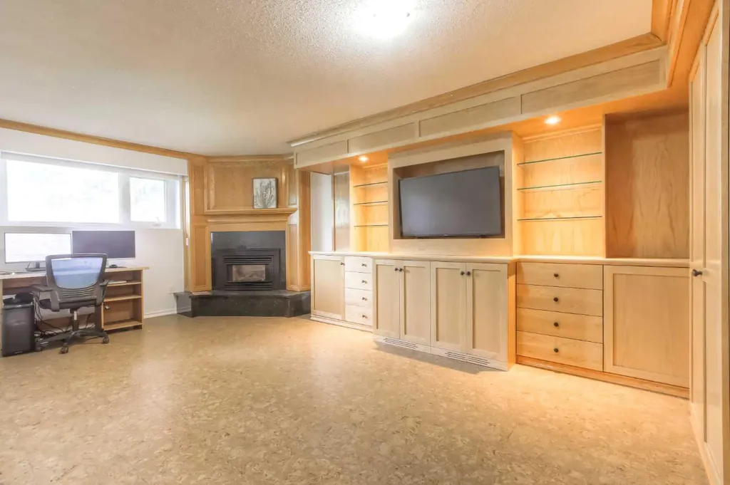 5839 66 Avenue NW Calgary AB T3A 2A8