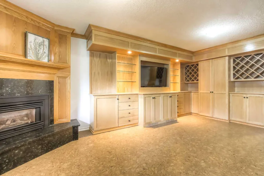 5839 66 Avenue NW Calgary AB T3A 2A8