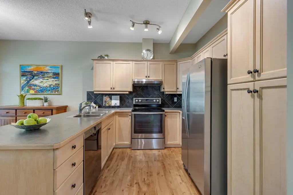 6 Discovery Heights SW Calgary AB T3H 4Y6
